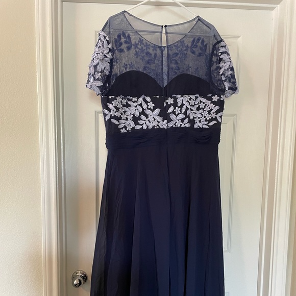 JJ’s house mother of the bride navy and white dress - Picture 6 of 7